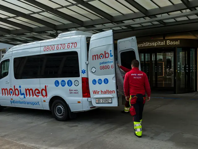 Fahrzeug von Mobimed mit geöffneten Hecktüren vor dem Eingang des Universitätsspitals Basel